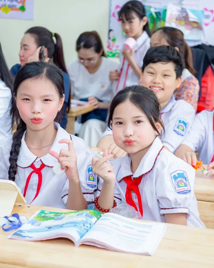 Học sinh làm bài trên lớp